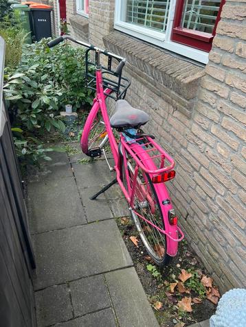 Roze oma fiets beschikbaar voor biedingen