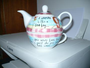 born to shop theepot en schotel en kop beschikbaar voor biedingen