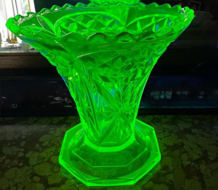 Flower frog in uraniumglas, Antiek en Kunst, Antiek | Glas en Kristal, Ophalen of Verzenden