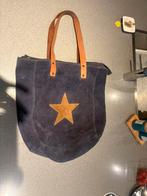Blauwe suède tas met leren schouderband, Sieraden, Tassen en Uiterlijk, Tassen | Reistassen en Weekendtassen, 40 tot 60 cm, 30 cm of meer