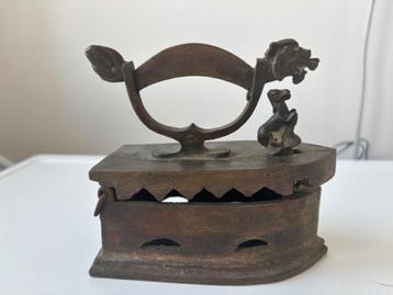 Antique iron Made from China beschikbaar voor biedingen