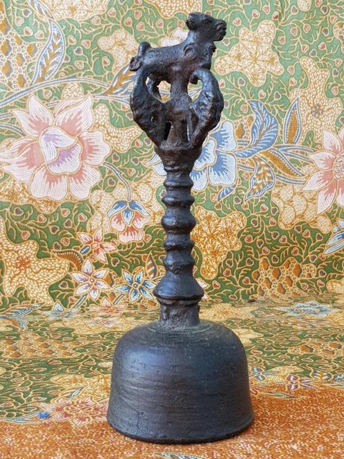 Zware antieke Oosterse bel van brons met een Foo dog 18 cm., Antiek en Kunst, Kunst | Niet-Westerse kunst, Ophalen of Verzenden