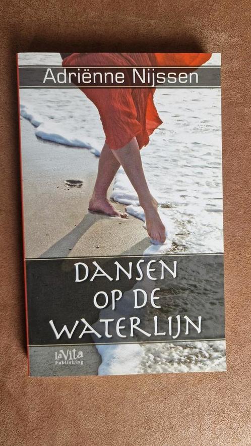 Dansen op de waterlijn - Adrienne Nijssen., Boeken, Romans, Zo goed als nieuw, Nederland, Ophalen of Verzenden