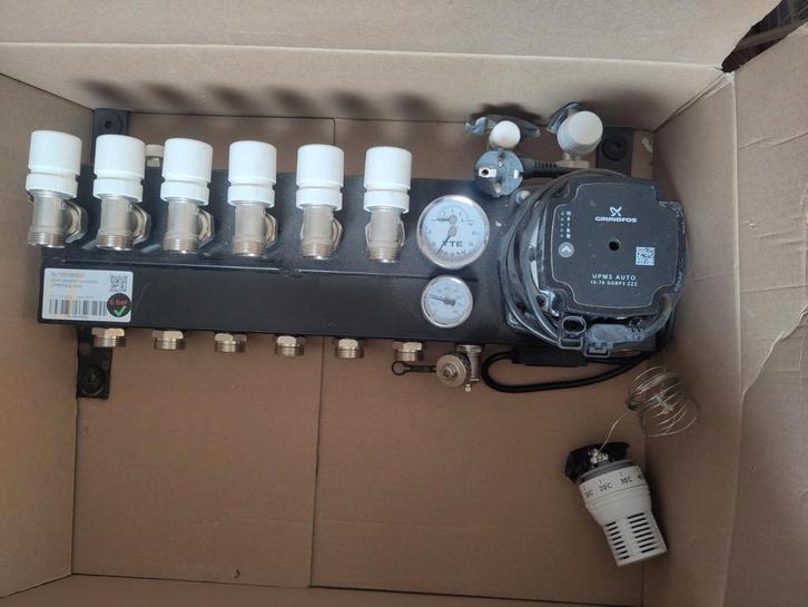 Verdeler vloerverwarming 6 groepen Grundfos Slim, Doe-het-zelf en Verbouw, Verwarming en Radiatoren, Zo goed als nieuw, Overige typen