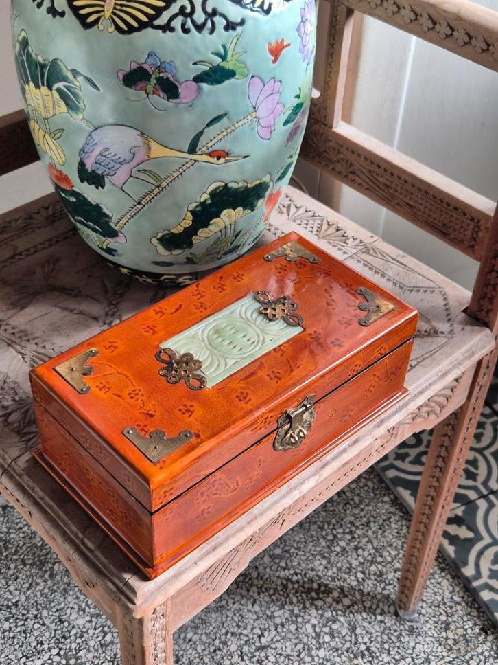 Vintage Chinese Lakkist met Jade Inleg, Antiek en Kunst, Antiek | Overige Antiek, Ophalen of Verzenden