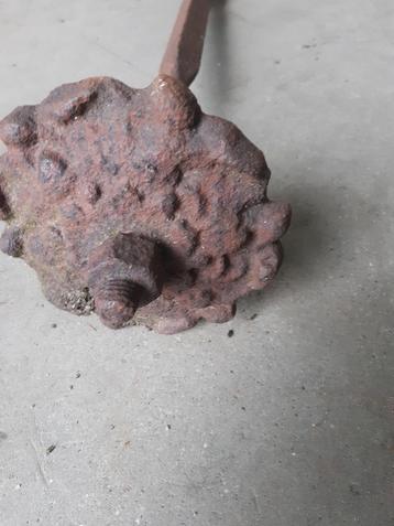 Antiek metalen gegoten muuranker, bloemmotief  beschikbaar voor biedingen