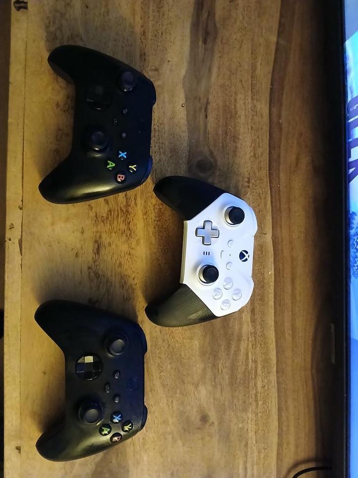 Xbox Series X 1TB + 3 Controllers + Oplaadstation + Games, Spelcomputers en Games, Spelcomputers | Xbox Series X en S, Zo goed als nieuw