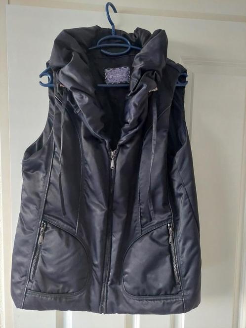 Mooie, diepzwarte bodywarmer met een aparte kraag maat 42/44, Kleding | Dames, Bodywarmers, Zo goed als nieuw, Maat 42/44 (L)