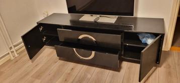 Design kast beschikbaar voor biedingen