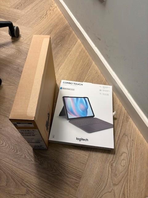 Apple ipad Air 13" met Logitech toetsenbord/hoes NIEUW, Computers en Software, Apple iPads, Nieuw, Apple iPad Air, Wi-Fi, 13 inch of meer