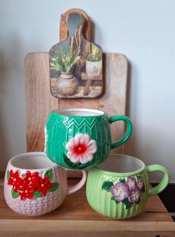 Drie vrolijke mokken met bloemmotief