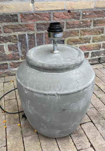 Grote betonlook lamp beschikbaar voor biedingen
