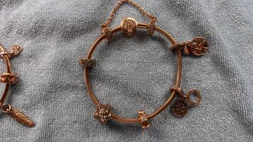 Pandora armbandjes rosé /goud met bedels beschikbaar voor biedingen