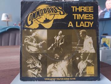 7" Single Commodores - Three Times A Lady / Look What You've beschikbaar voor biedingen