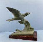 Art Deco vogelbeeld op rood marmer meeuw golf zee, Ophalen of Verzenden