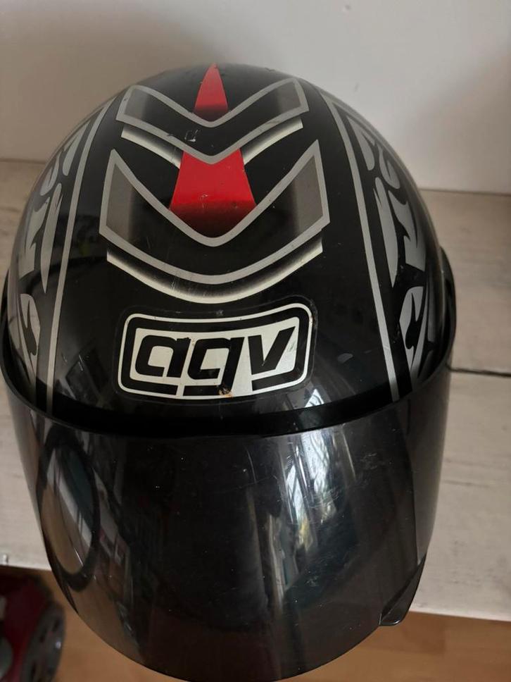 AGV motorhelm maat M met donker vizier gebruikt, Fietsen en Brommers, Brommerhelmen, Gebruikt, Medium, Ophalen of Verzenden