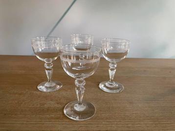 Lieflijk setje van 4 vintage geëtste likeurglaasjes beschikbaar voor biedingen