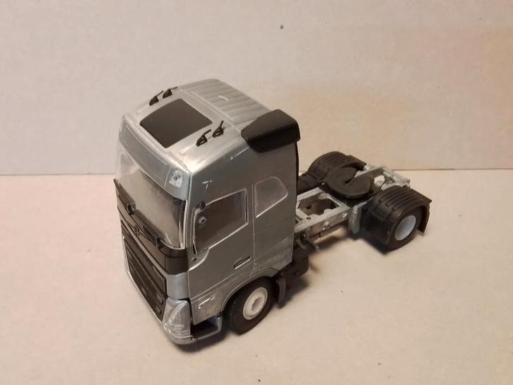 WSI VOLVO trekker bouwkit, niet gelakt B keus, Hobby en Vrije tijd, Modelauto's | 1:50, Zo goed als nieuw, Bus of Vrachtwagen