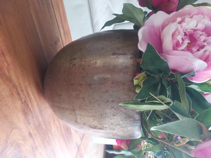Fraaie ijzeren pot van ijzer goudkleurig en rode binnenkant, Tuin en Terras, Bloempotten, Zo goed als nieuw, Metaal, Binnen, Balkon