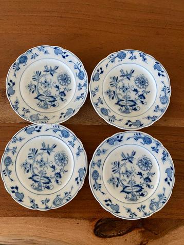 Vier Blauw Bloemen Bordjes beschikbaar voor biedingen