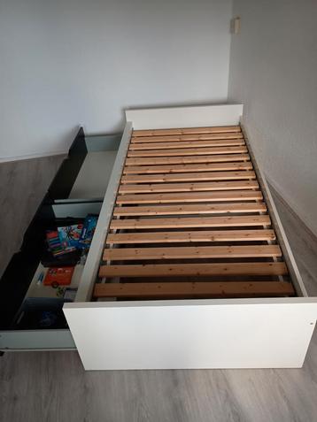 Eenpersoonsbed 90x200 met opberglades beschikbaar voor biedingen