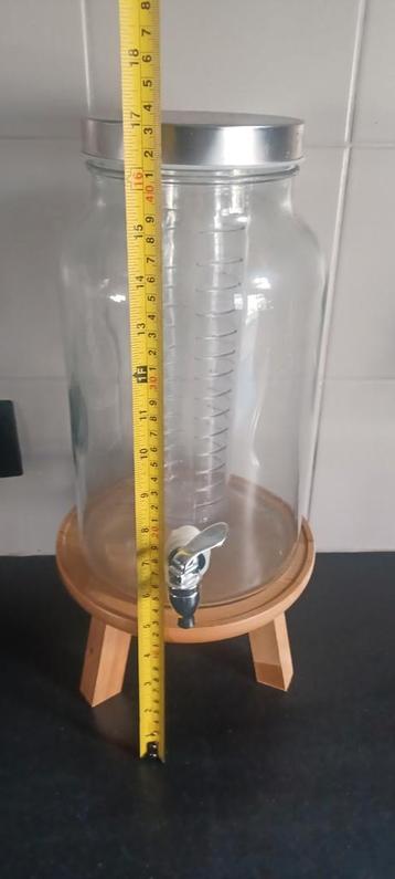 Waterkan met standaard  beschikbaar voor biedingen