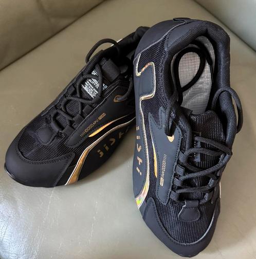 Te koop: Stoere zwarte sneakers met goudaccenten – MAAT 42, Kleding | Heren, Schoenen, Nieuw, Zwart, Ophalen of Verzenden