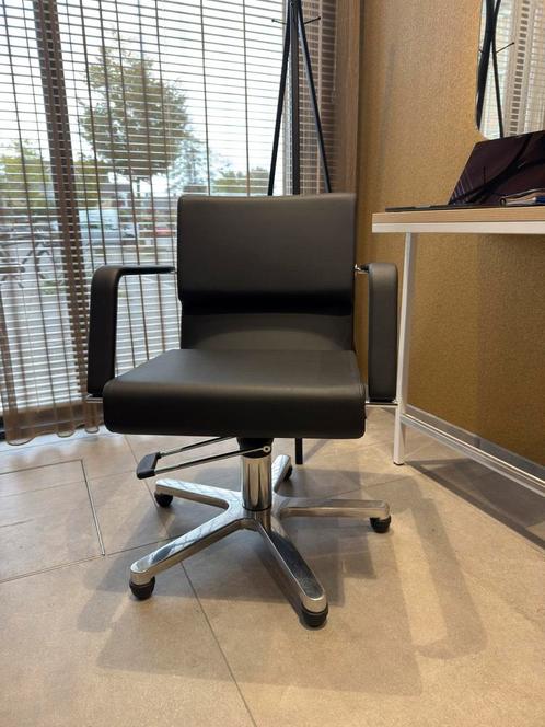 (Bijna) nieuwe kappers pomp stoelen Belluna type 9566-XBGH, Diensten en Vakmensen, Kappers en Thuiskappers, Knippen