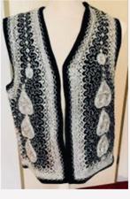 Gilet met zilveren motieven. Maat: 52, Ophalen of Verzenden, Zo goed als nieuw, Maat 48/50 (M), Zwart