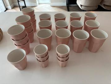 Set van 28 roze mokken beschikbaar voor biedingen