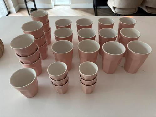 Set van 28 roze mokken, Huis en Inrichting, Keuken | Servies, Gebruikt, Kop(pen) en/of Schotel(s), Overige stijlen, Ophalen of Verzenden