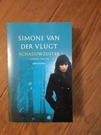 boek schaduwzuster, Simone van der Vlugt, Boeken, Thrillers, Ophalen of Verzenden, Zo goed als nieuw, Nederland