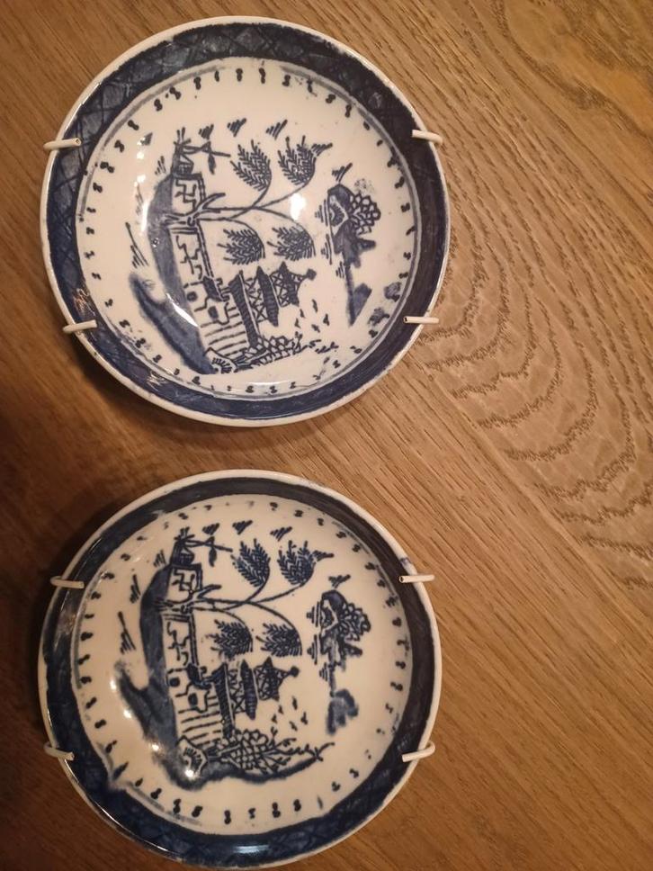 Twee vintage decoratieve borden van Petrus Regout Maastricht, Antiek en Kunst, Antiek | Schalen, Ophalen of Verzenden