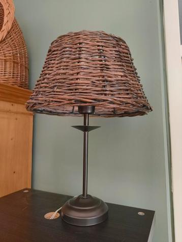 Twee lampen. Schemerlamp en bureaulamp beschikbaar voor biedingen