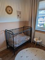 Zwart ledikant met matras, Kinderen en Baby's, Babywiegjes en Ledikanten, Ophalen, Zo goed als nieuw, Ledikant