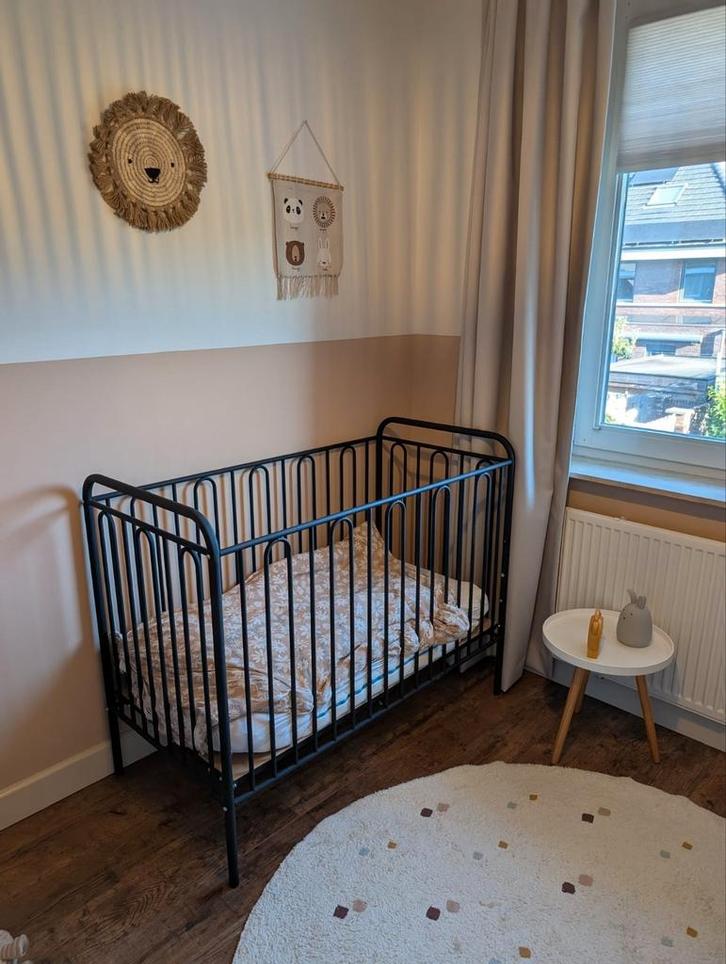 Zwart ledikant met matras, Kinderen en Baby's, Babywiegjes en Ledikanten, Zo goed als nieuw, Ledikant, Ophalen