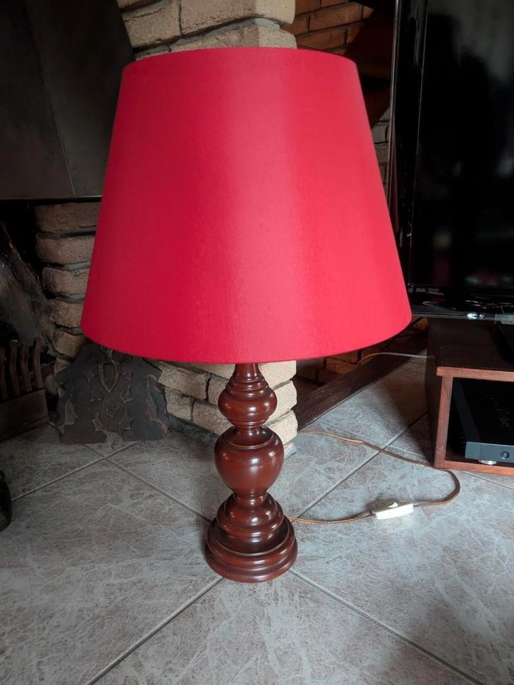 Schemerlampen met houten voet en rode kap, Huis en Inrichting, Lampen | Tafellampen, Zo goed als nieuw, 50 tot 75 cm, Ophalen of Verzenden