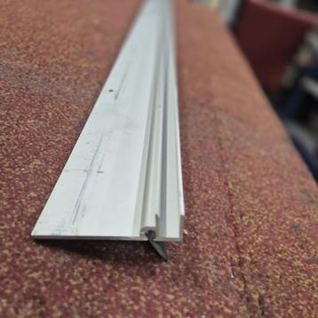 20 stuks aluminium profielen met rubber 5x235 cm en 15x 247 beschikbaar voor biedingen