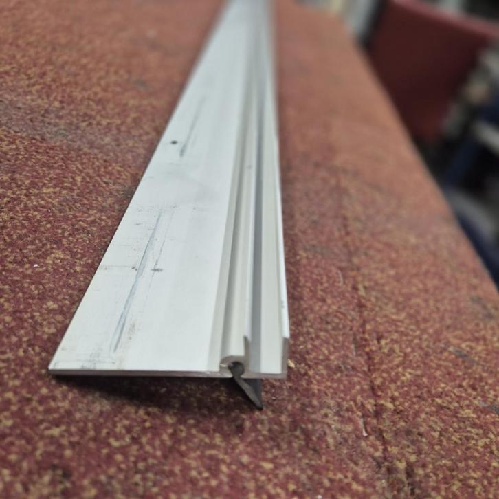 20 stuks aluminium profielen met rubber 5x235 cm en 15x 247, Doe-het-zelf en Verbouw, Metalen, Gebruikt