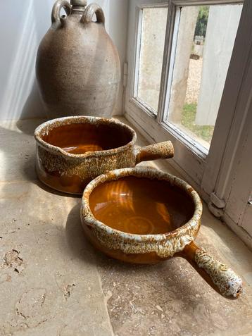 Brocante, vintage fat lava aardewerk kommen met handvat beschikbaar voor biedingen
