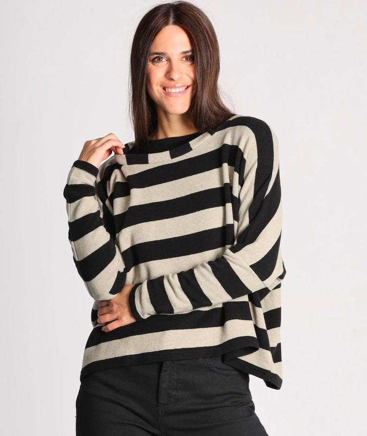 Neirami boxy sweater maat 42/44, Kleding | Dames, Truien en Vesten, Zo goed als nieuw, Maat 42/44 (L), Zwart, Verzenden