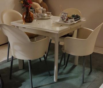 Te koop 4 eetkamerstoelen beschikbaar voor biedingen