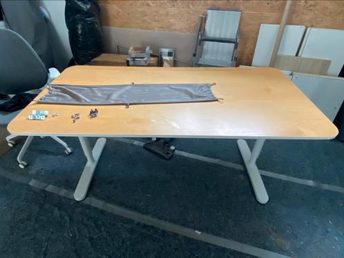 Ikea Bekant bureau wit frame, houtkleurig blad 160*80 cm, Huis en Inrichting, Bureaus, Gebruikt, Bureau, In hoogte verstelbaar