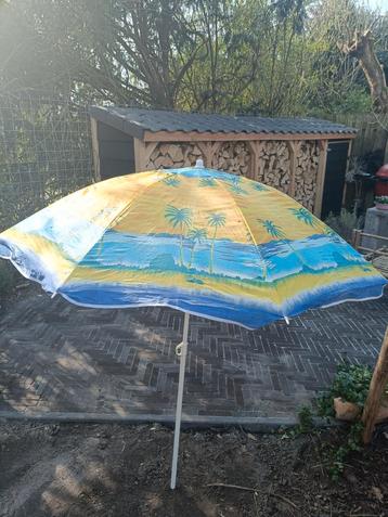 Lichtgewicht strandparasol beschikbaar voor biedingen