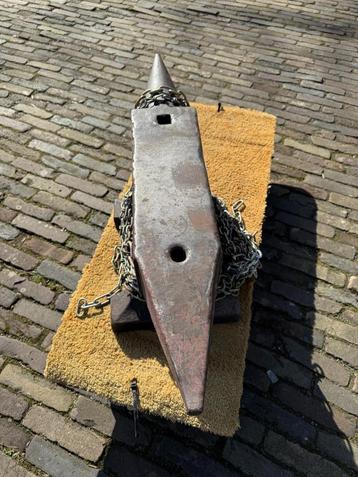 aambeeld met  ketting   beschikbaar voor biedingen