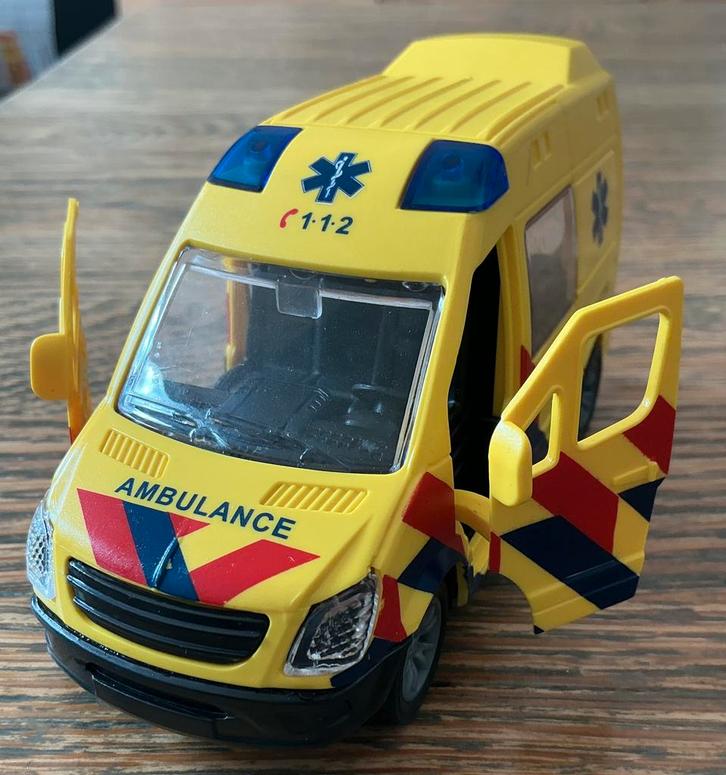 Grote leuke Ambulance Bus, Hobby en Vrije tijd, Modelauto's | Overige schalen, Ophalen