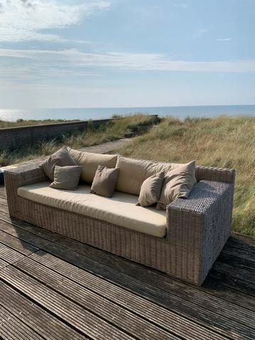 Rieten tuinbank beschikbaar voor biedingen