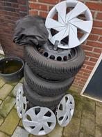 Winterbanden met stalen velgen + wieldoppen voor Toyota Aygo, 14 inch, Banden en Velgen, Winterbanden, Ophalen of Verzenden