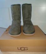 UGG short FRSN suède, UGG, Verzenden, Lage of Enkellaarzen, Nieuw