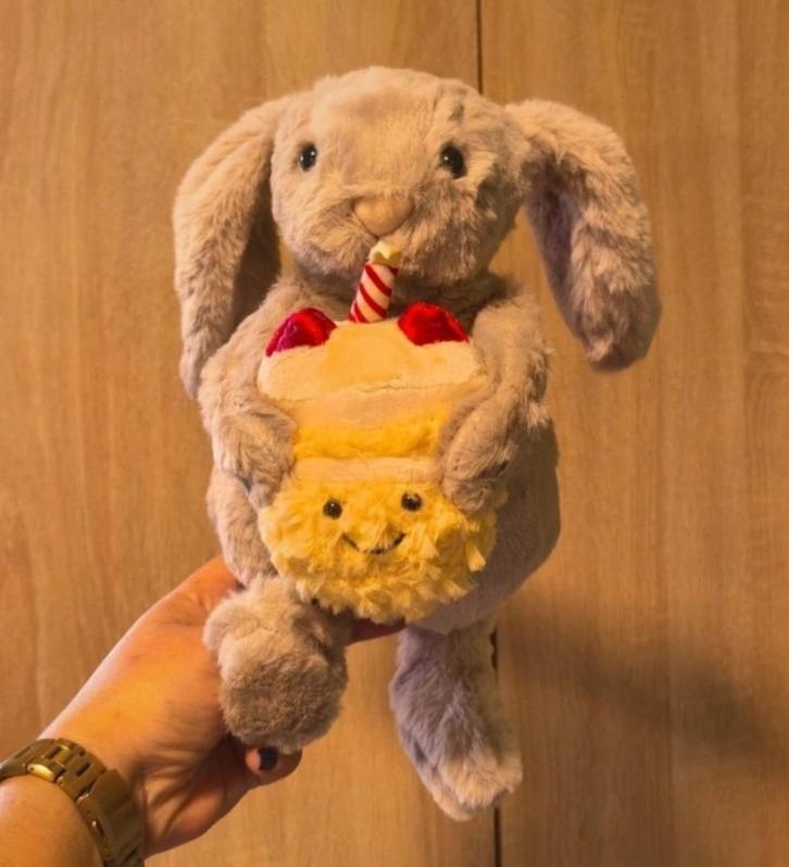 Jellycat Bashful Beige Bunny 'Birthday' - Nieuw, Kinderen en Baby's, Speelgoed | Knuffels en Pluche, Nieuw, Konijn, Verzenden